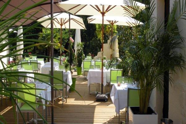 Logis Hotels - Le Pont Bernet - Hotel 2 Etoiles Et Restaurant Le Pian-Médoc Exterior photo