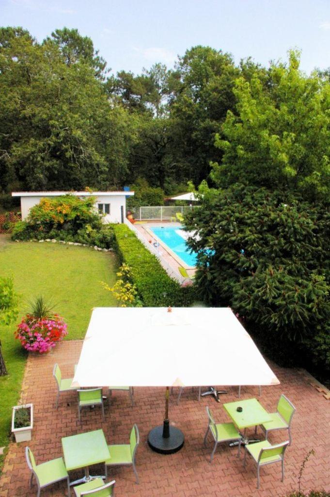 Logis Hotels - Le Pont Bernet - Hotel 2 Etoiles Et Restaurant Le Pian-Médoc Exterior photo