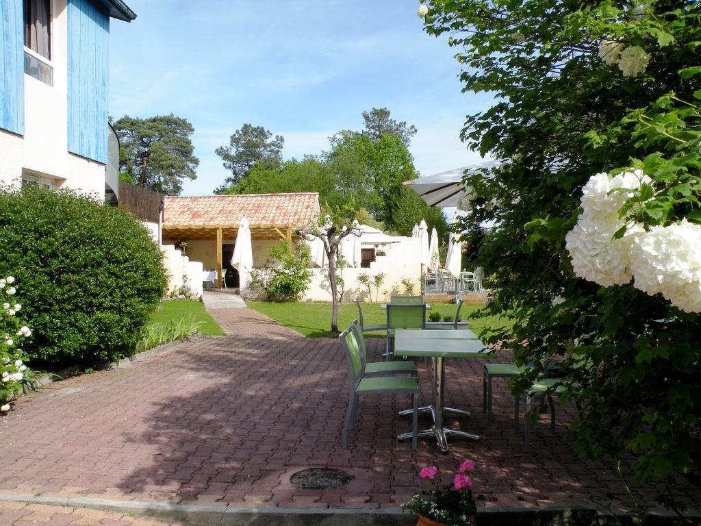 Logis Hotels - Le Pont Bernet - Hotel 2 Etoiles Et Restaurant Le Pian-Médoc Exterior photo