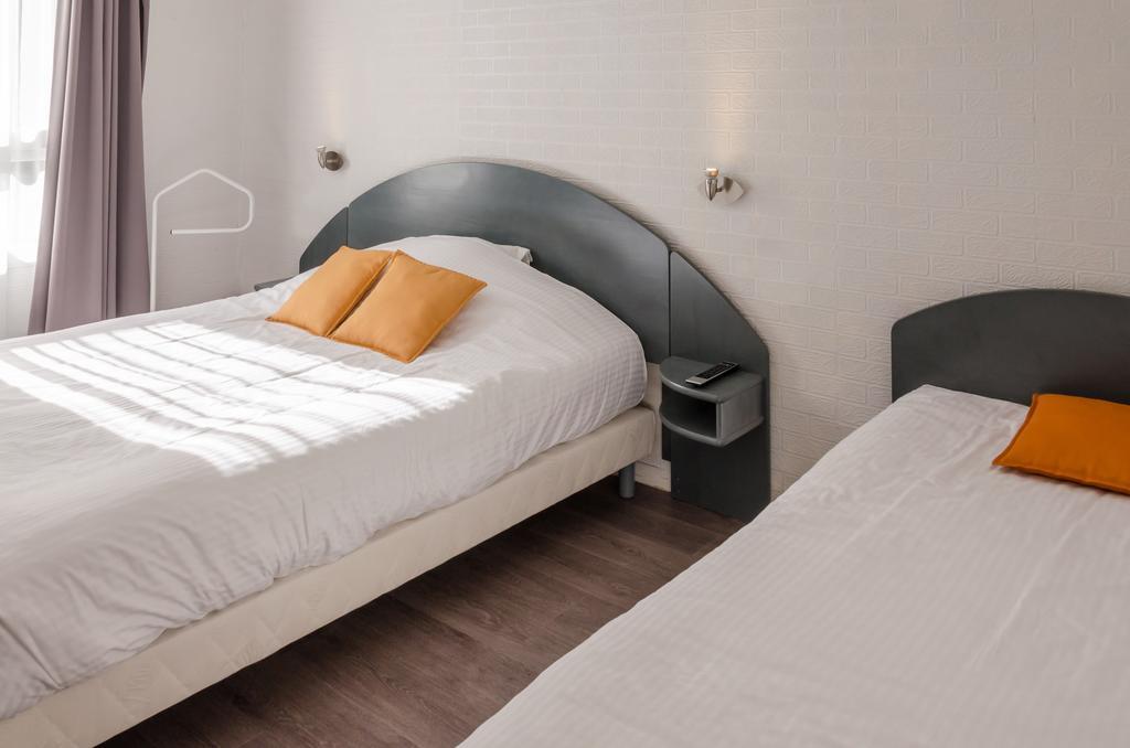 Logis Hotels - Le Pont Bernet - Hotel 2 Etoiles Et Restaurant Le Pian-Médoc Room photo