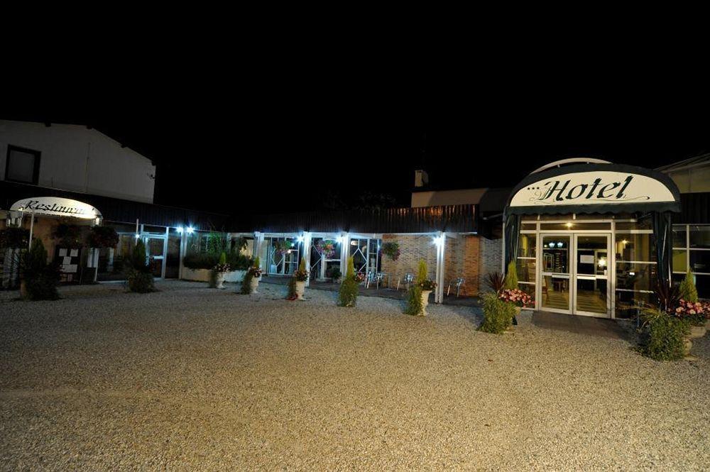 Logis Hotels - Le Pont Bernet - Hotel 2 Etoiles Et Restaurant Le Pian-Médoc Exterior photo